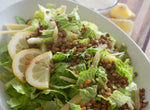Salade César végétalienne avec garniture de lentilles croquantes au goût de bacon